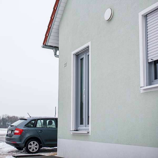 Hausfassade mit parkendem Auto