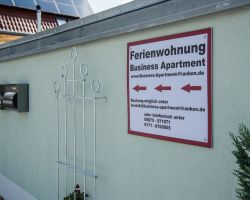 Hinweisschild zum Business Apartment