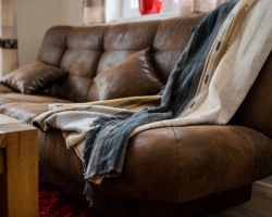 Ledercouch mit Kuscheldecke