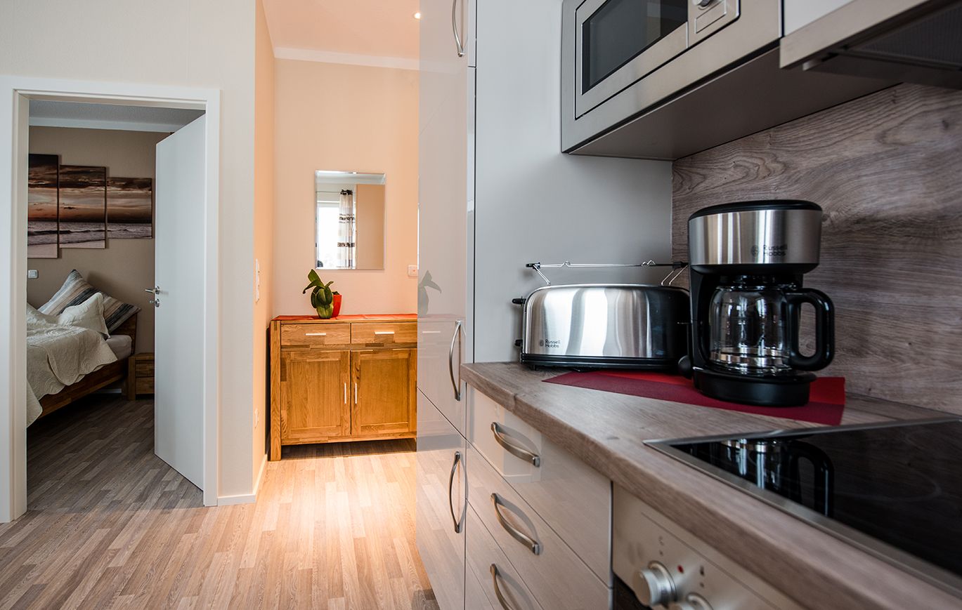 Blick von der Küchenzeile in den Flur und ins Schlafzimmer