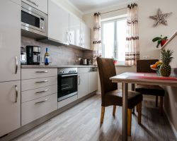 Küchenzeile mit Esstisch im Business Apartment Franken